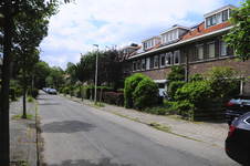 904543 Gezicht op de huizen Burgemeester Van der Voort van Zijplaan 23 (rechts) -lager te Utrecht.